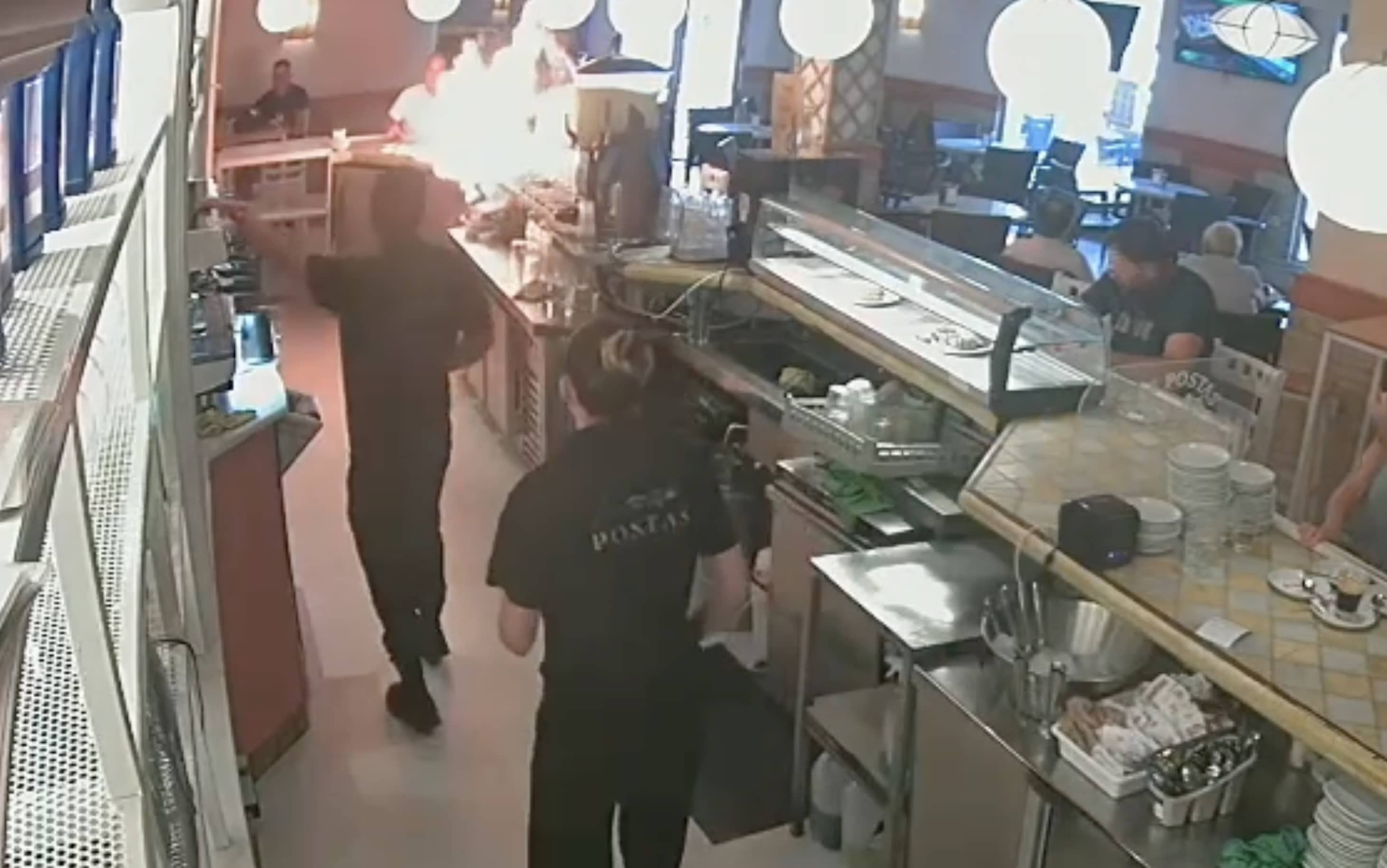 El momento en que prendieron fuego al bar.