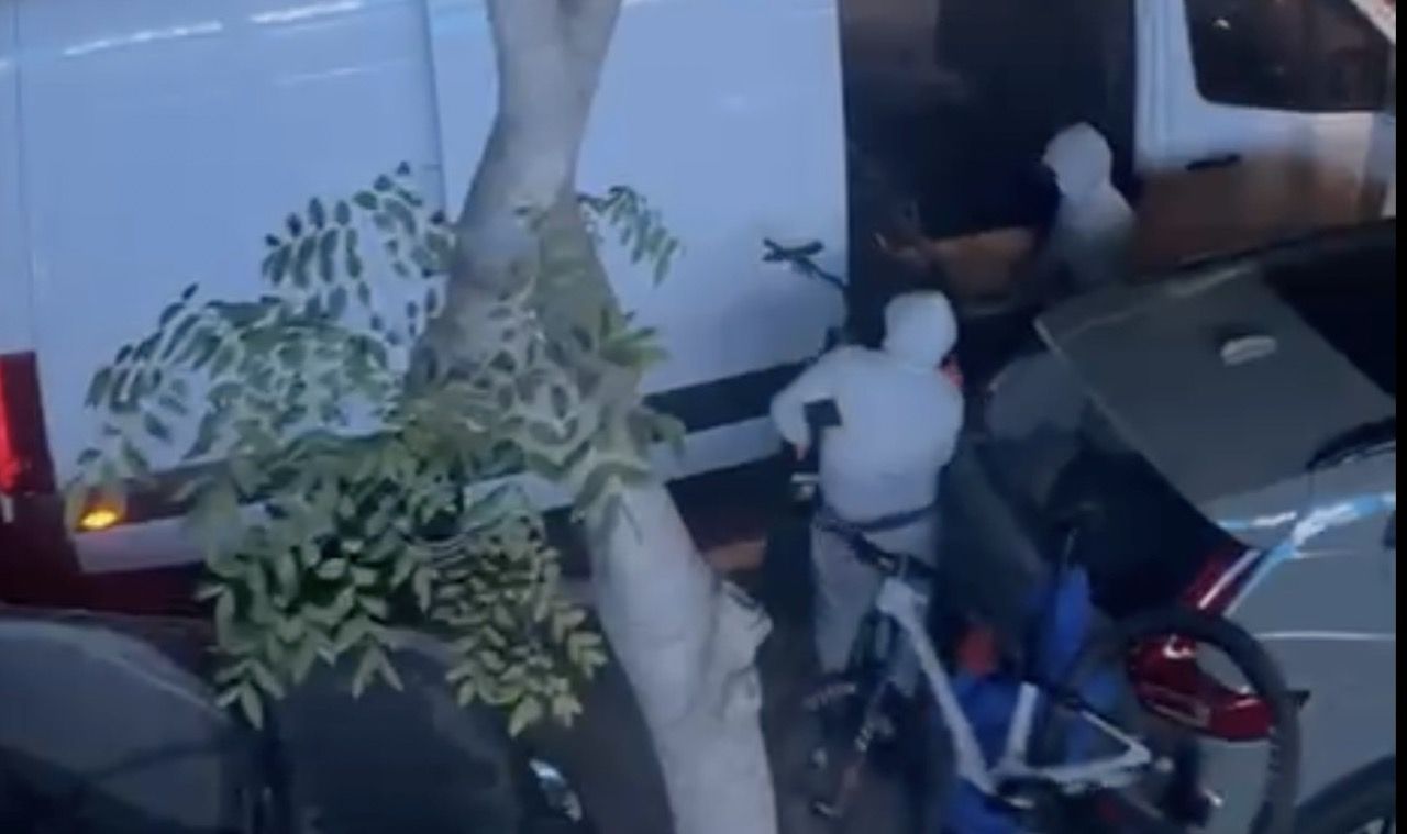 Ladrones, durante el robo de bicicletas en la tienda de Ciclos Cabello en Jerez.