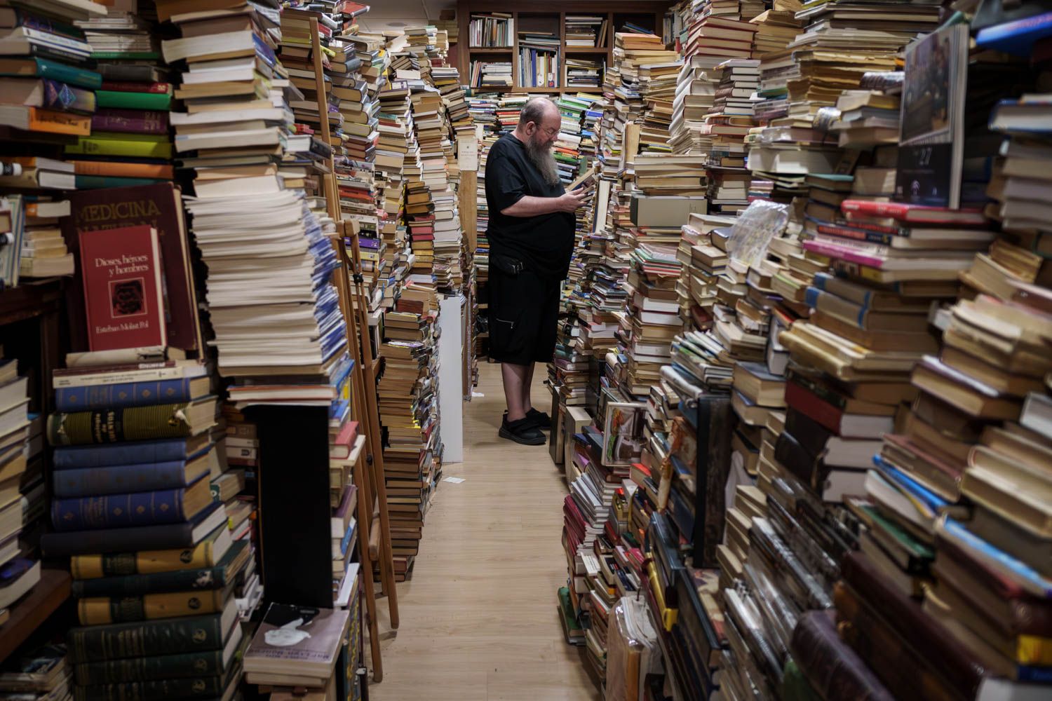 Chencho Ríos, propietario de la librería Planeta ZOCAr, en su negocio. Chencho Ríos, propietario de la librería Planeta ZOCAr, en su negocio.