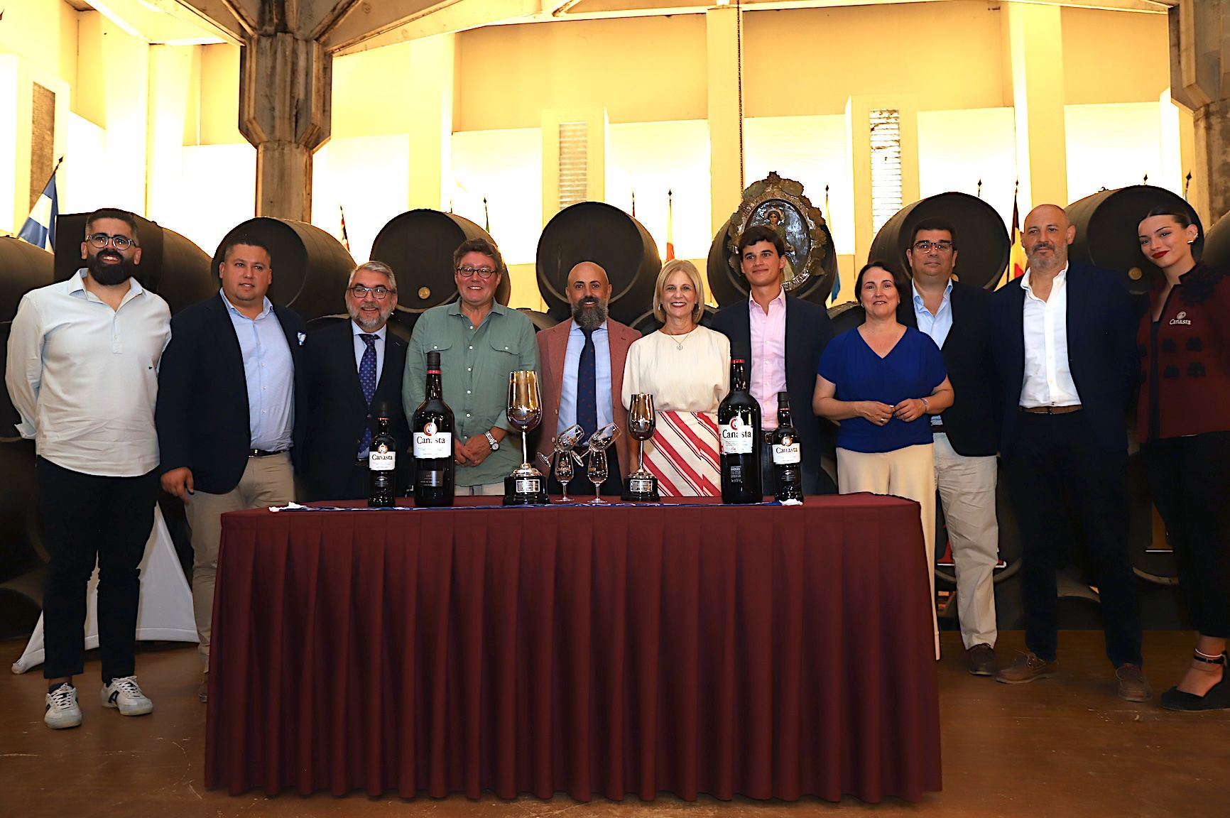 La alcaldesa de María José García-Pelayo, con el delegado José Ángel Aparicio, en la presentación del Trofeo Feria de la Vendimia.