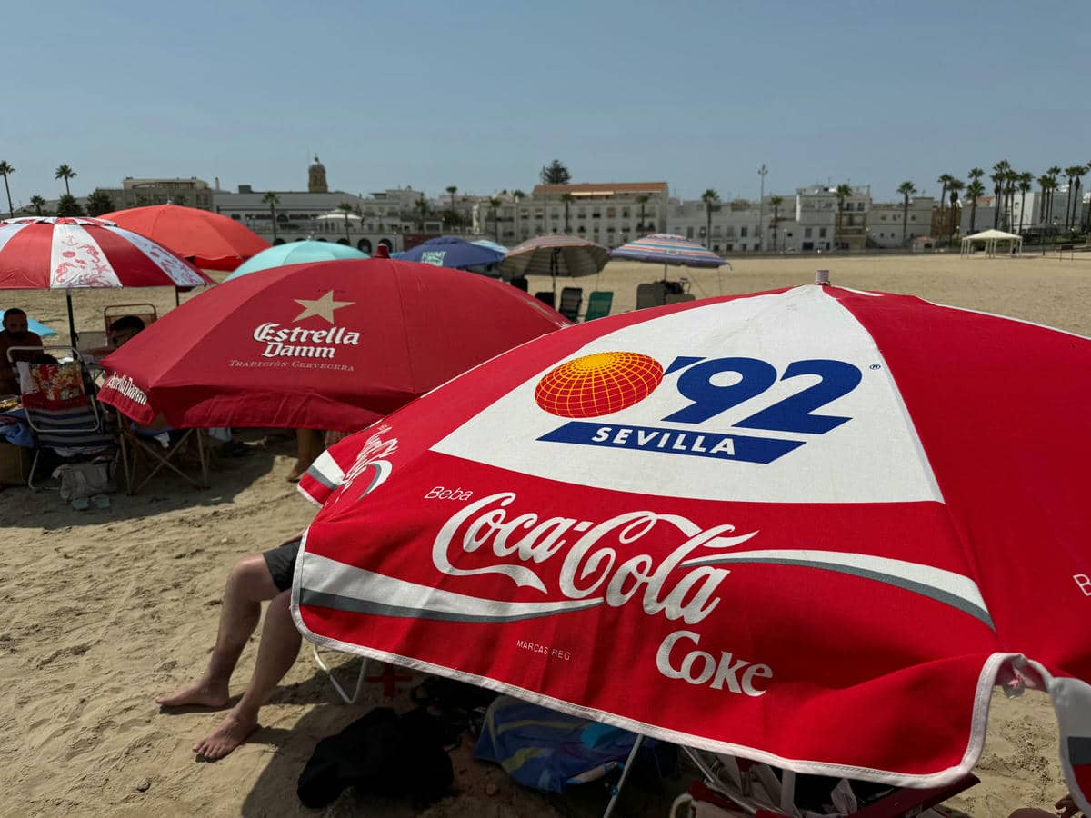 La sombrilla de la Expo 92, en el Chorrillo, Rota.