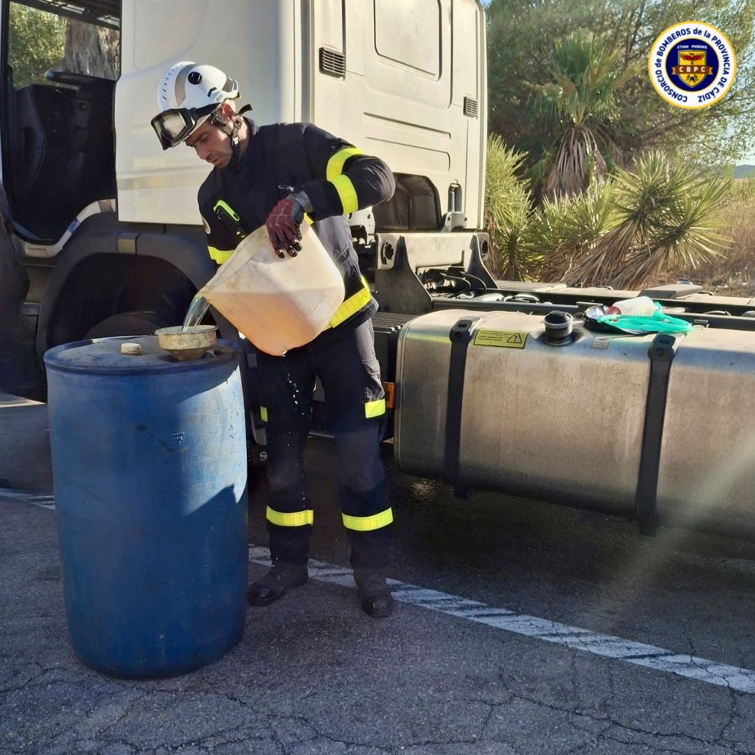 Un bombero trasvasa el combustible.