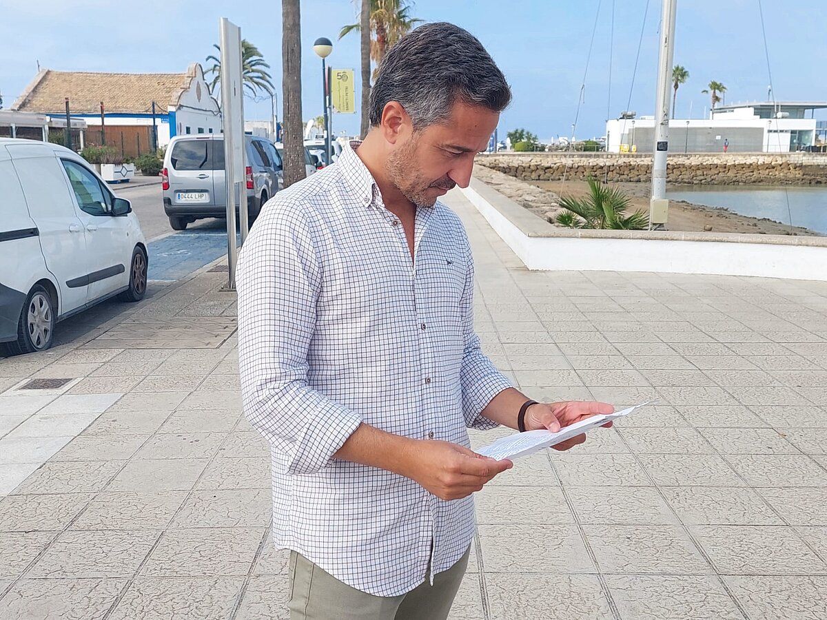 El teniente de alcalde, José Vera, en el lugar donde se ubicará el deposito de agua.