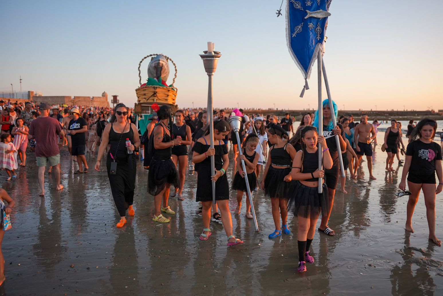 Los pies en la orilla.