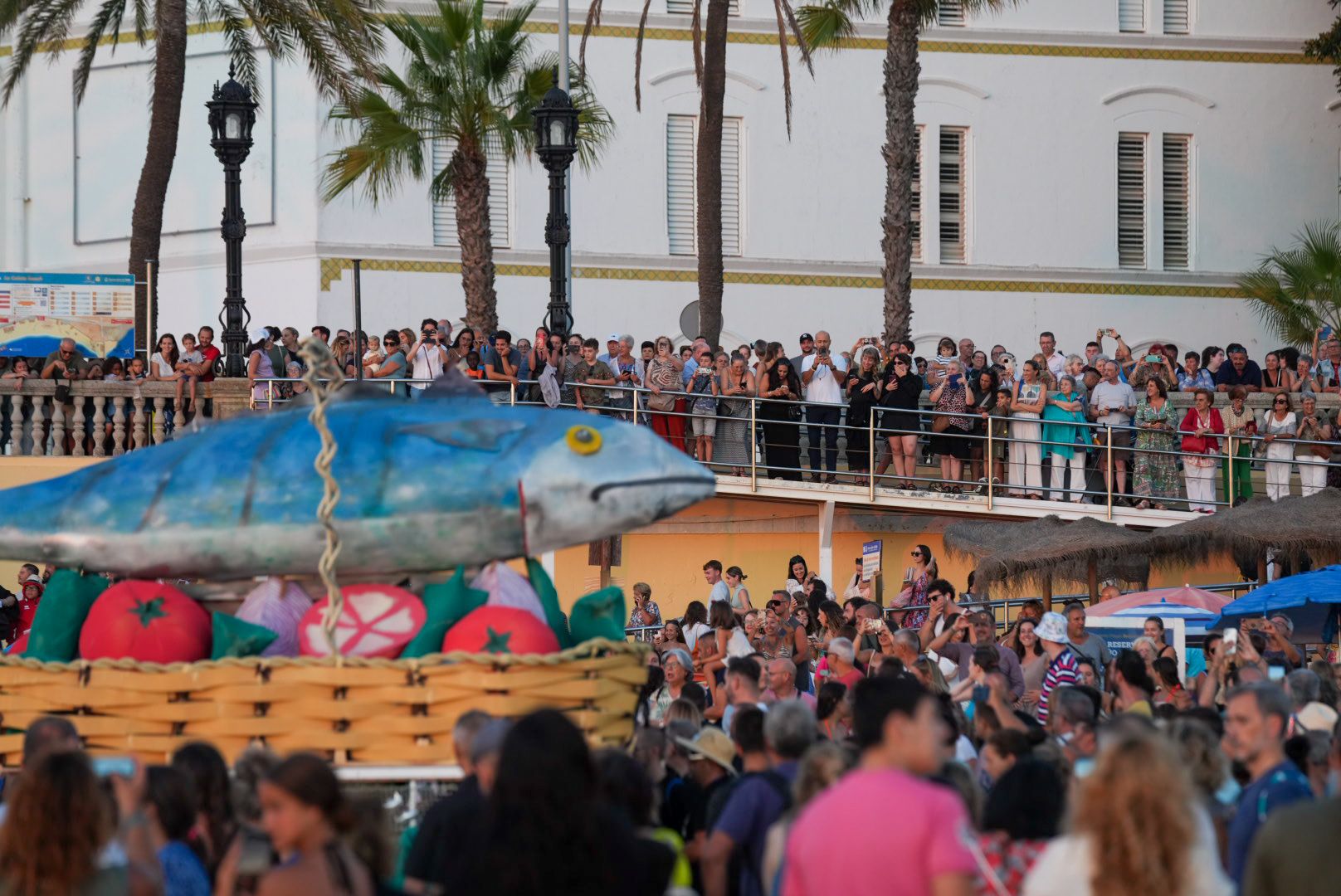 Personas congregadas al paso de la cabalagata.