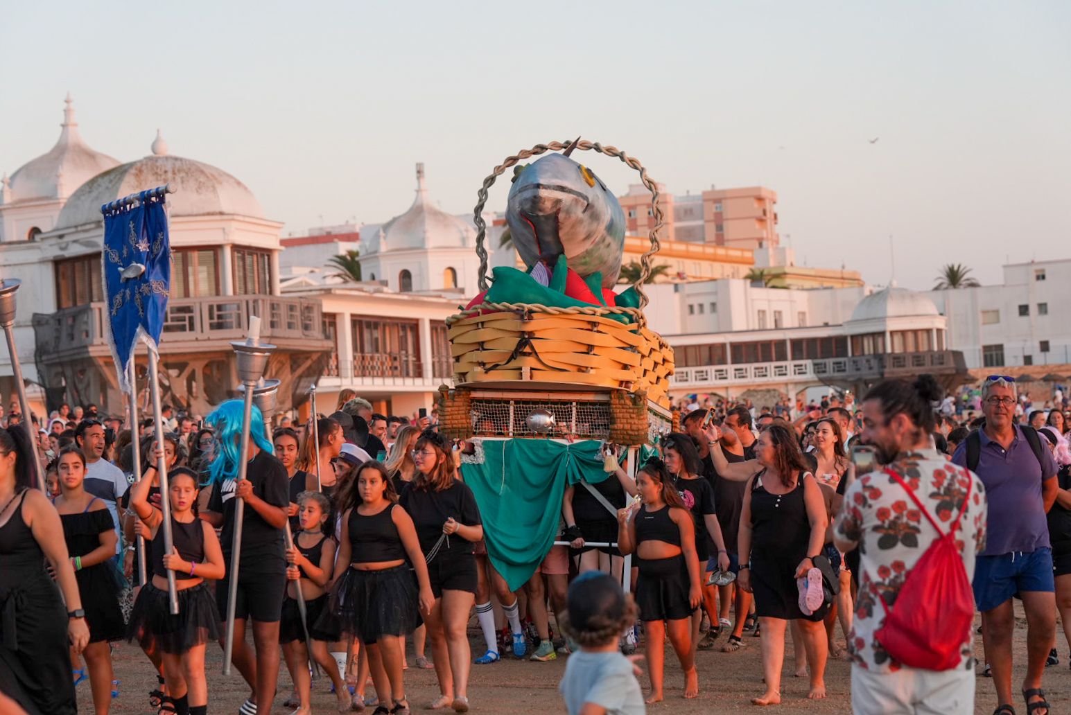 Numeroso público por la Caleta.