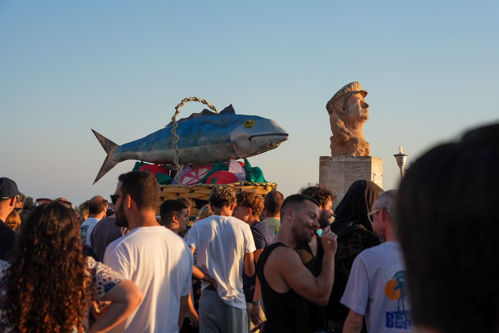 Al paso junto al busto de Paco Alba.
