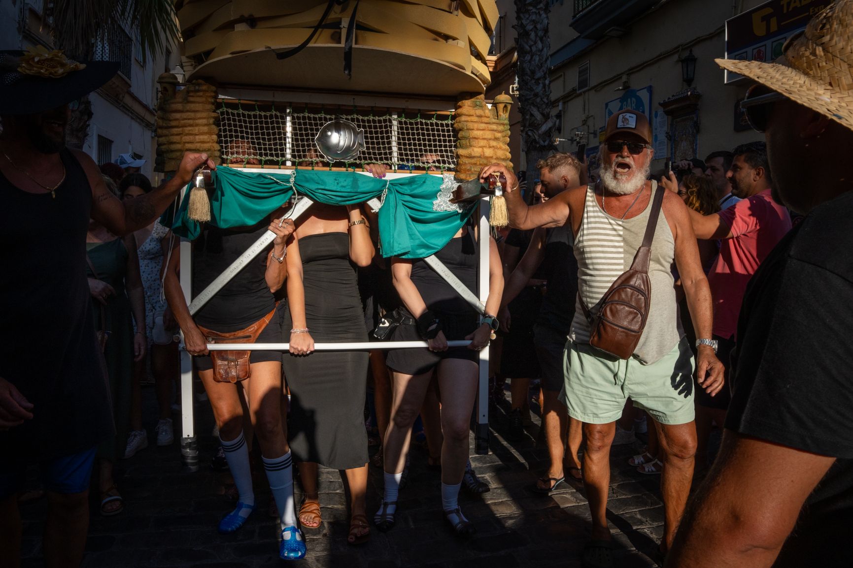 las cargadora viudas con su caballa en hombro