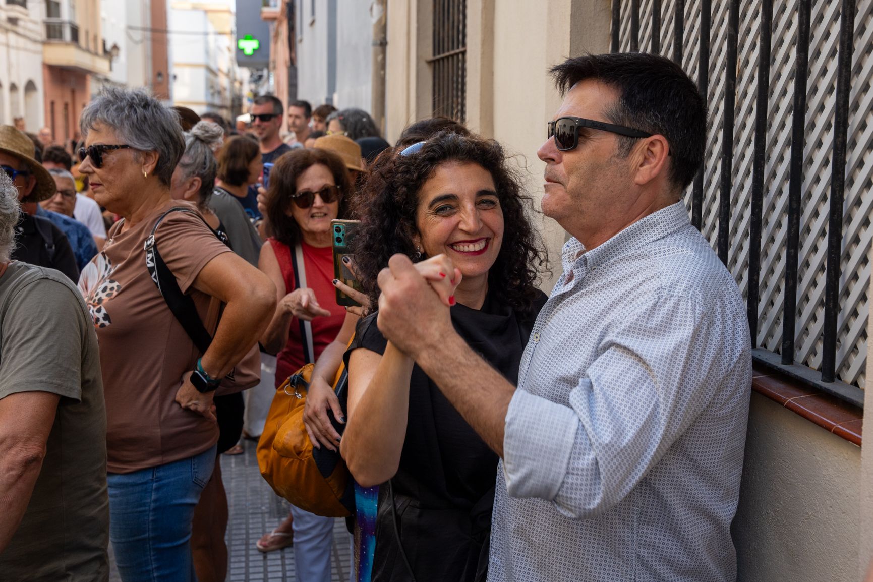 turista baila un tango al paso de la caballa