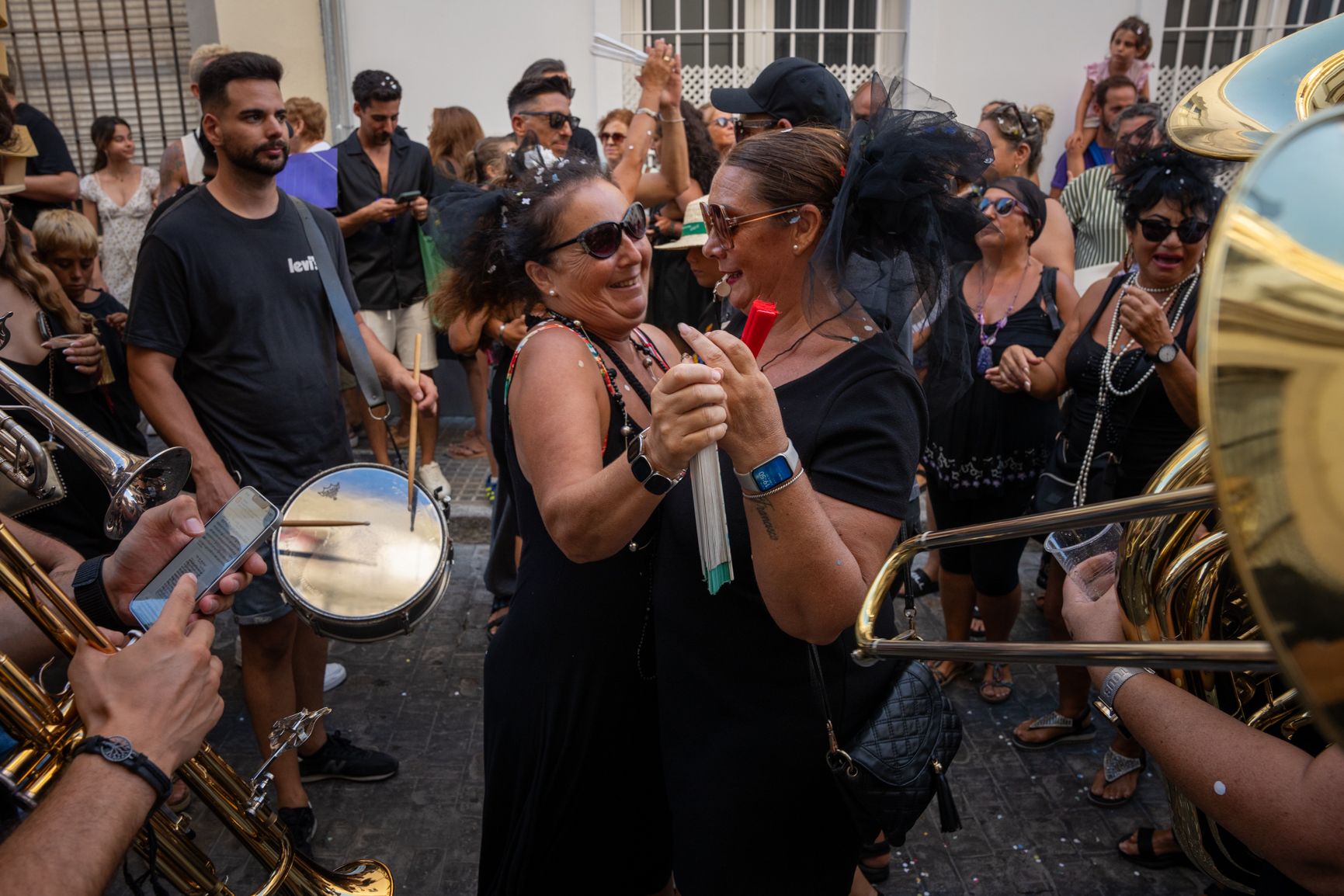 viudas bailan al son de la caballa