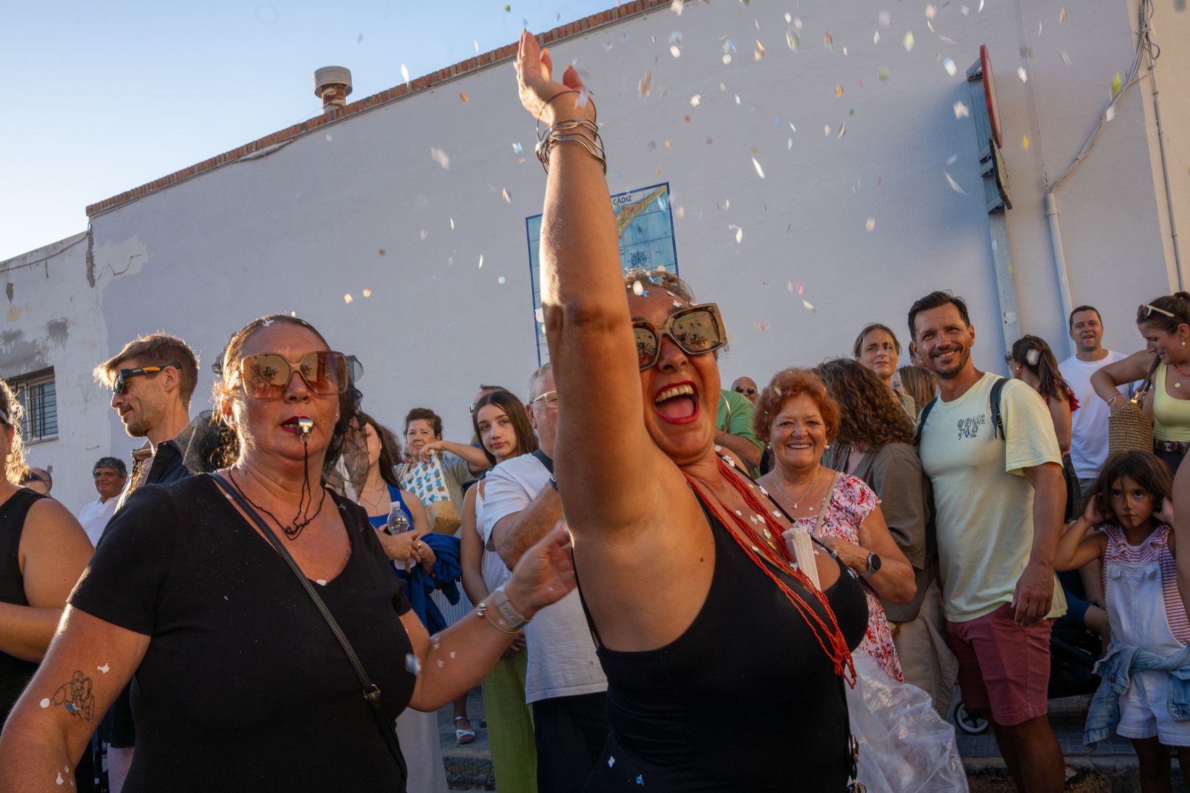 y no falto los papelillo en el cortejo