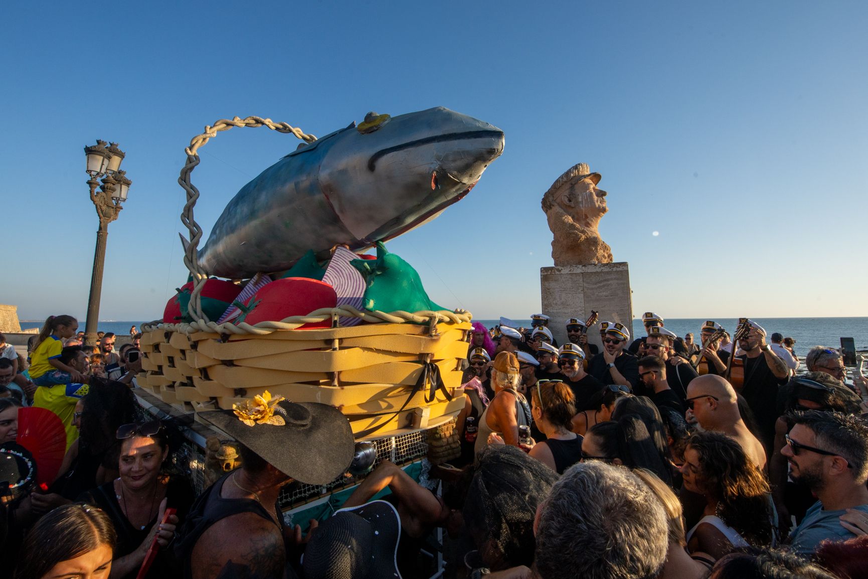 la caballa con el busto de Paco Alba