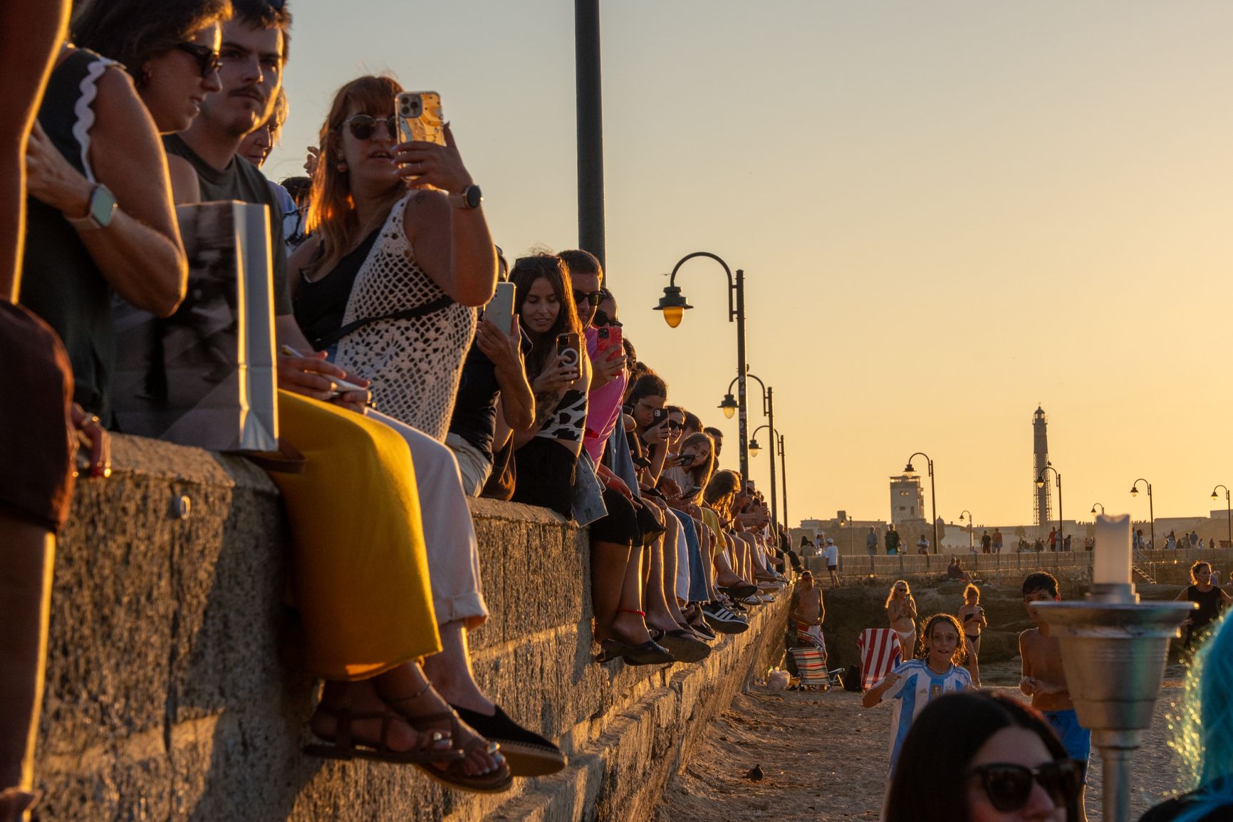 la gente en el paseo de Quiñones a la espera de la caballa