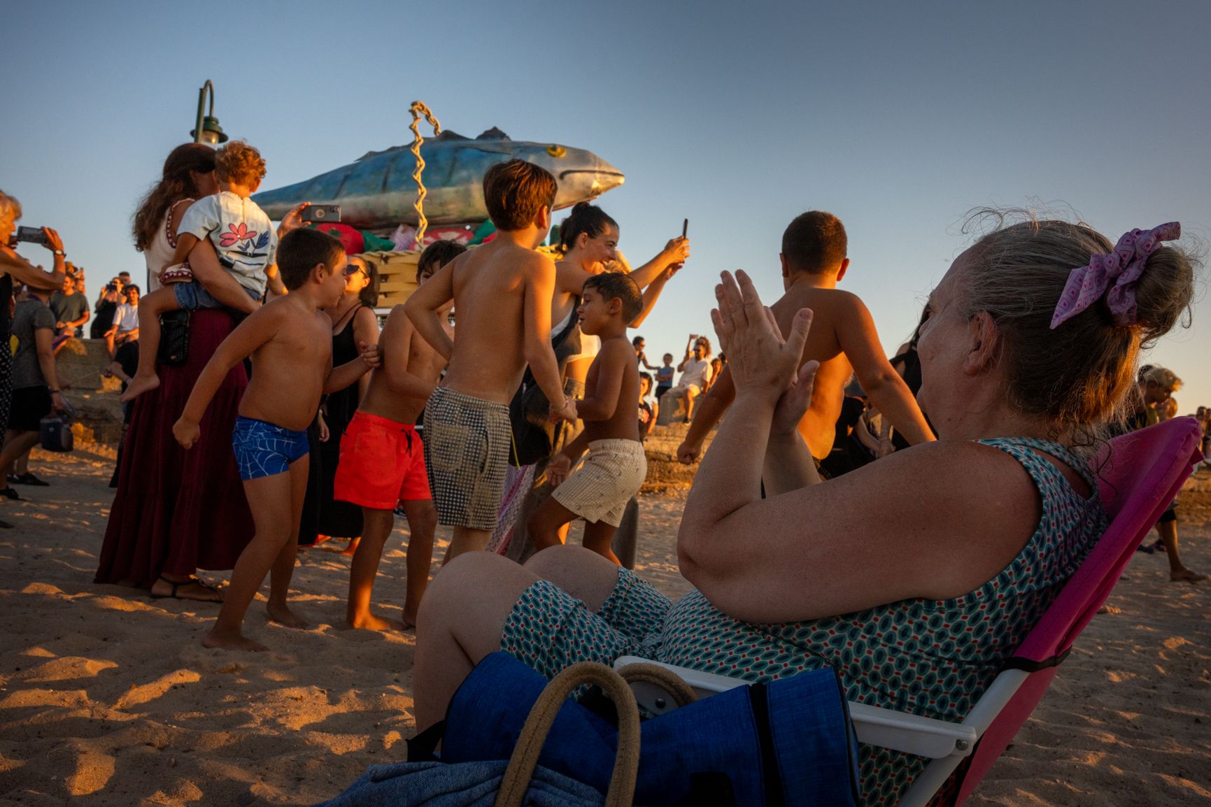 Una mujer en su tumbona al fresco.