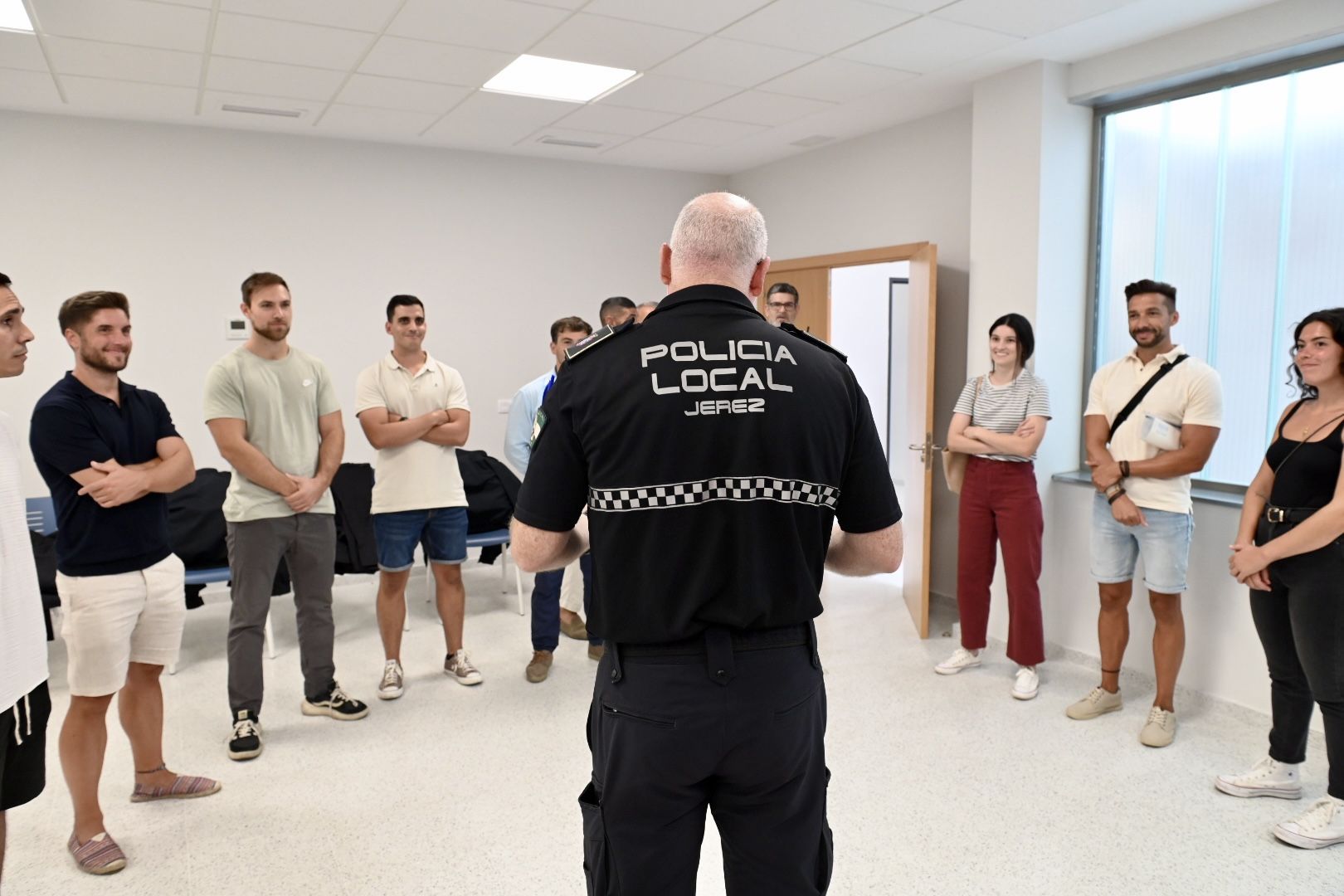 Un agente, con nuevos policías locales de Jerez.