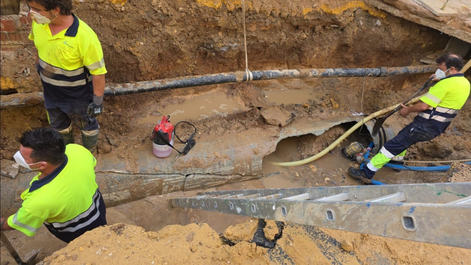 Operarios trabajan para reparar la tubería rota en Utrera.