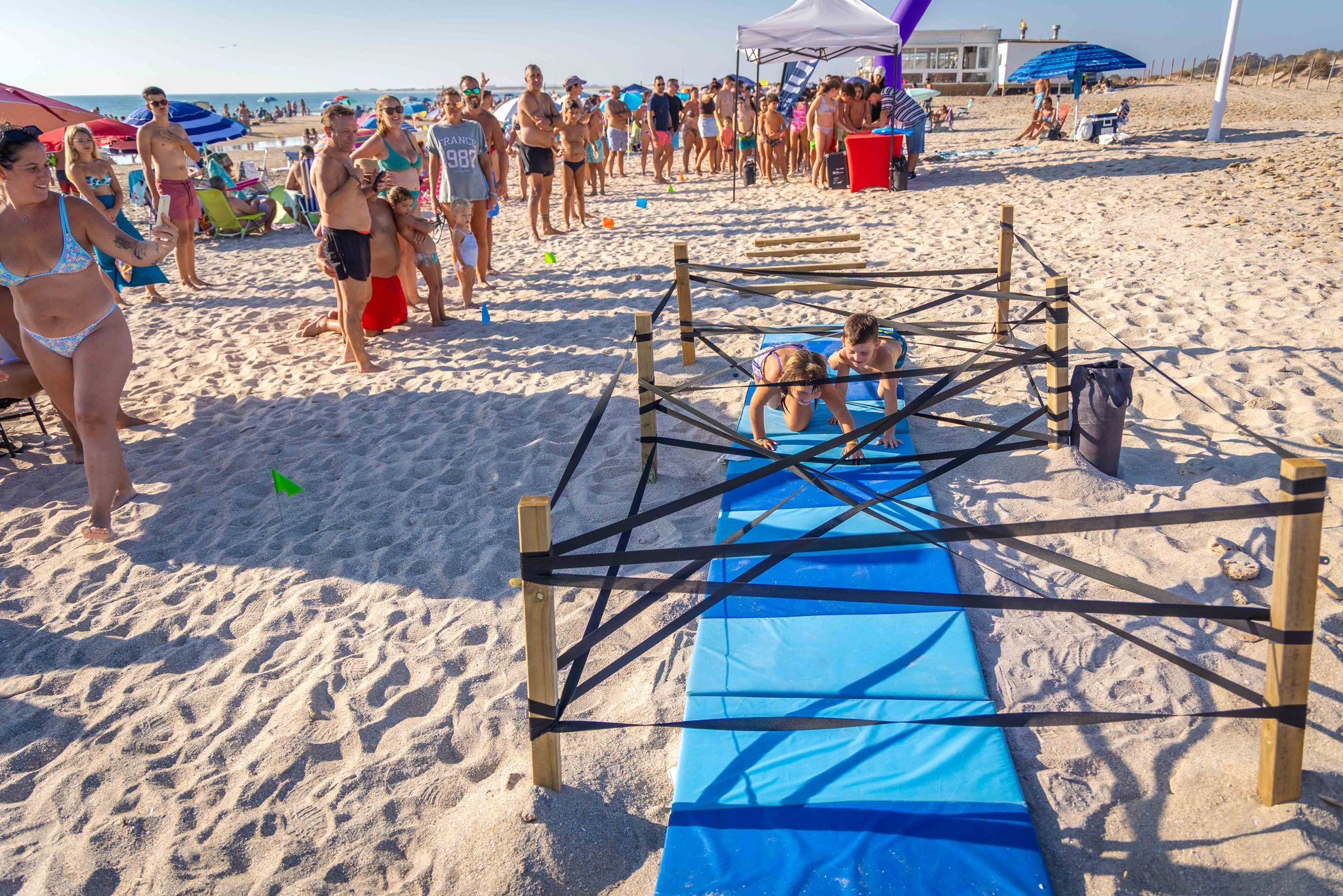 Los más pequeños se divierten en una de las actividades del festival 'See You Sun' celebrado en la playa de Camposoto.