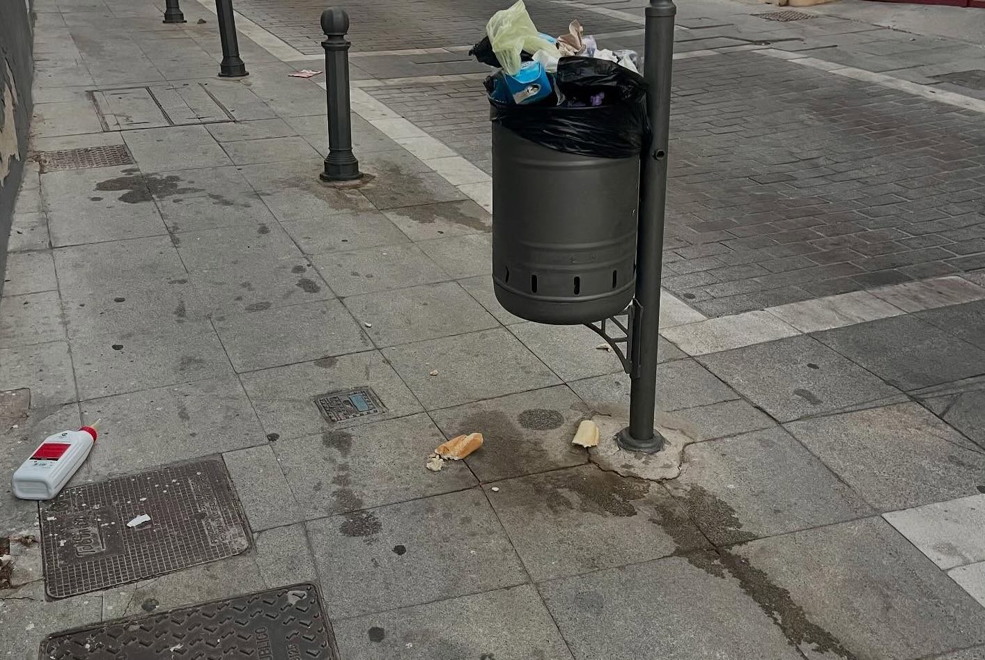Suciedad en pleno barrio de San Miguel, en días pasados, en una imagen subida a redes sociales por Manuel de la Momi.