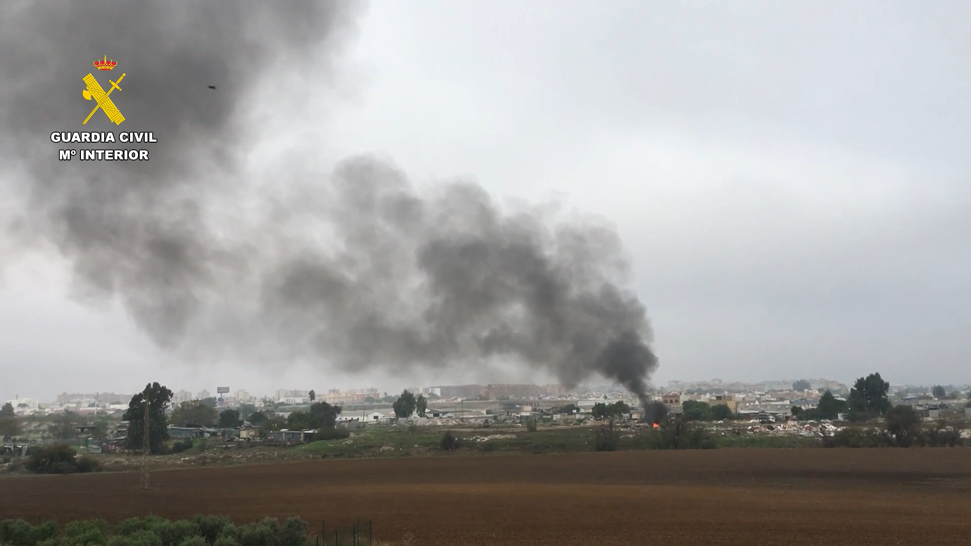 Columna de humo desde el vertedero.