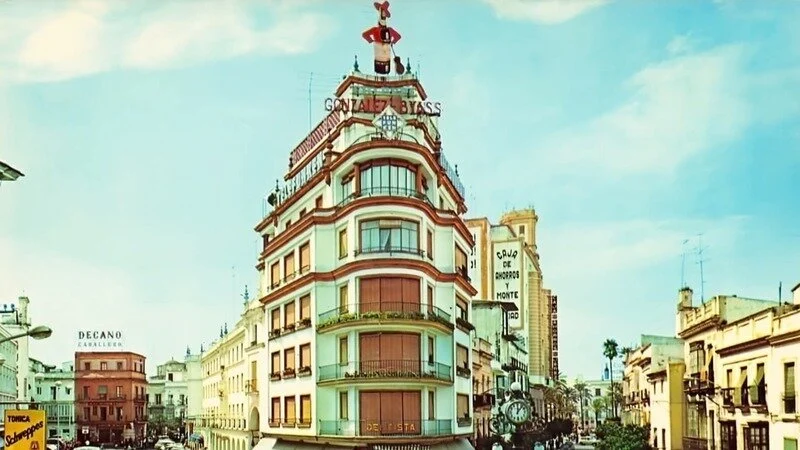 Imagen del luminoso de Tío Pepe en el edificio frente al Gallo Azul.