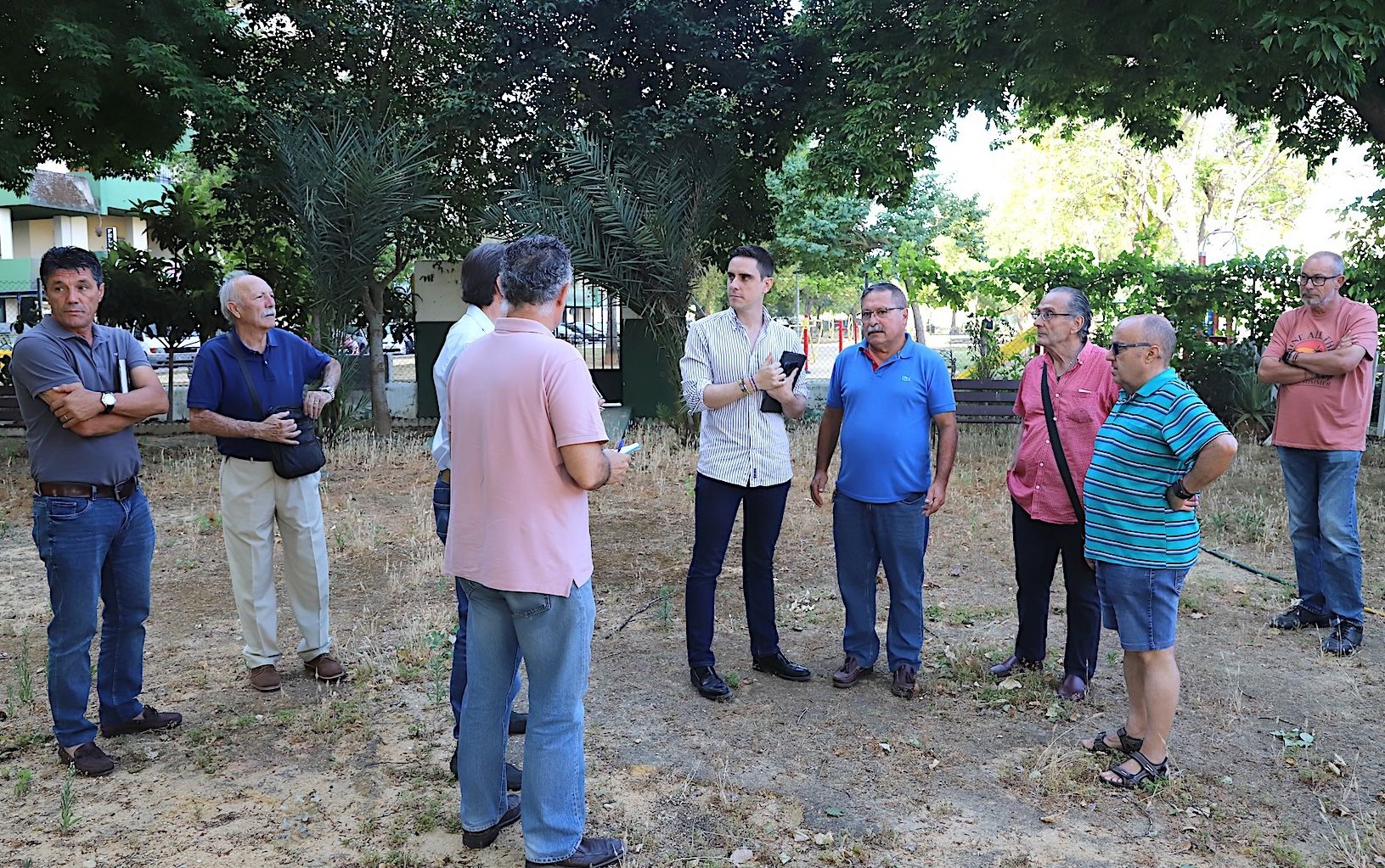 El teniente de alcaldesa de Servicios Públicos, Jaime Espinar, se ha reunido en días pasados con representantes vecinales del Parque Atlántico.