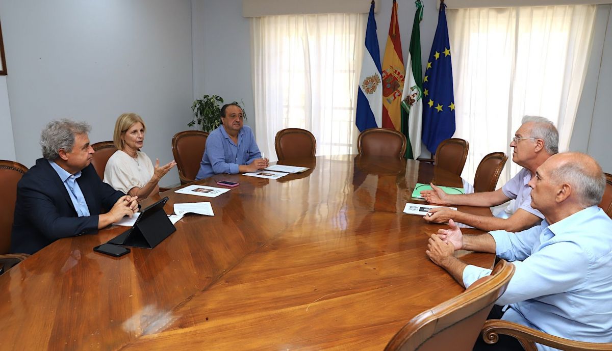 Los belenistas reunidos con la alcaldesa a la que presentaron el programa del congreso y los 50 años.