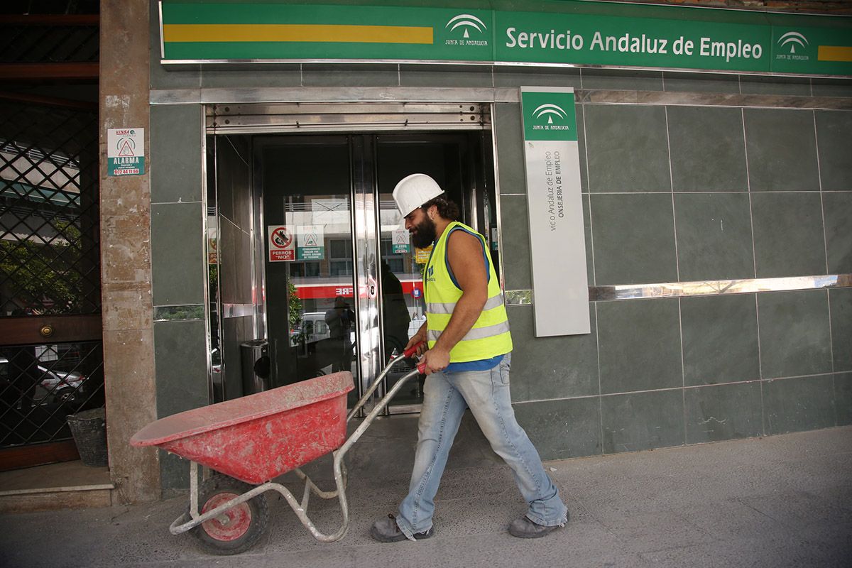 Un trabajador pasa ante una oficina del Servicio Andaluz de Empleo.