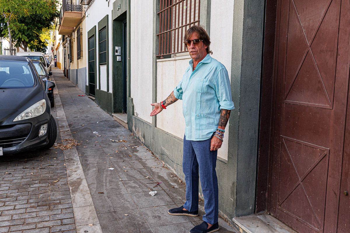 El artista jerezano Manuel D' la Momi, a las puertas de su casa en Sancho Vizcaíno, con un estado deplorable de la calle.