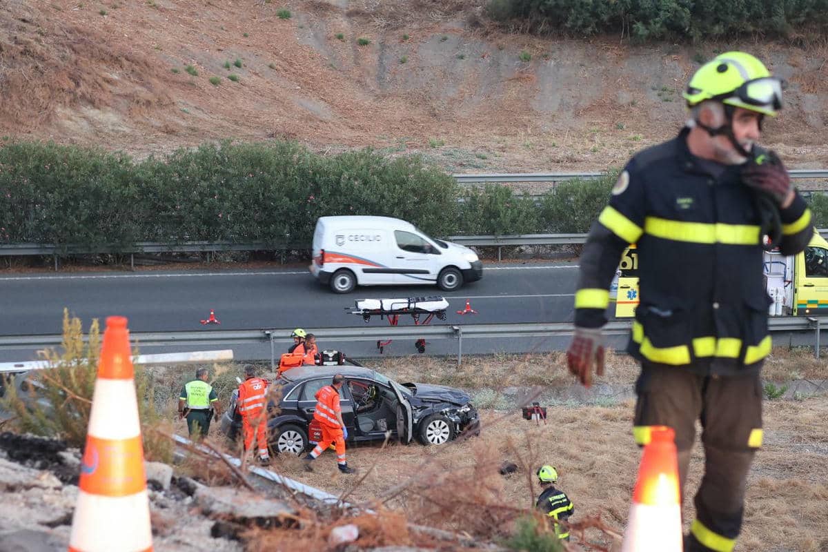 Bomberos, sanitarios y agentes, atendiendo la situación.
