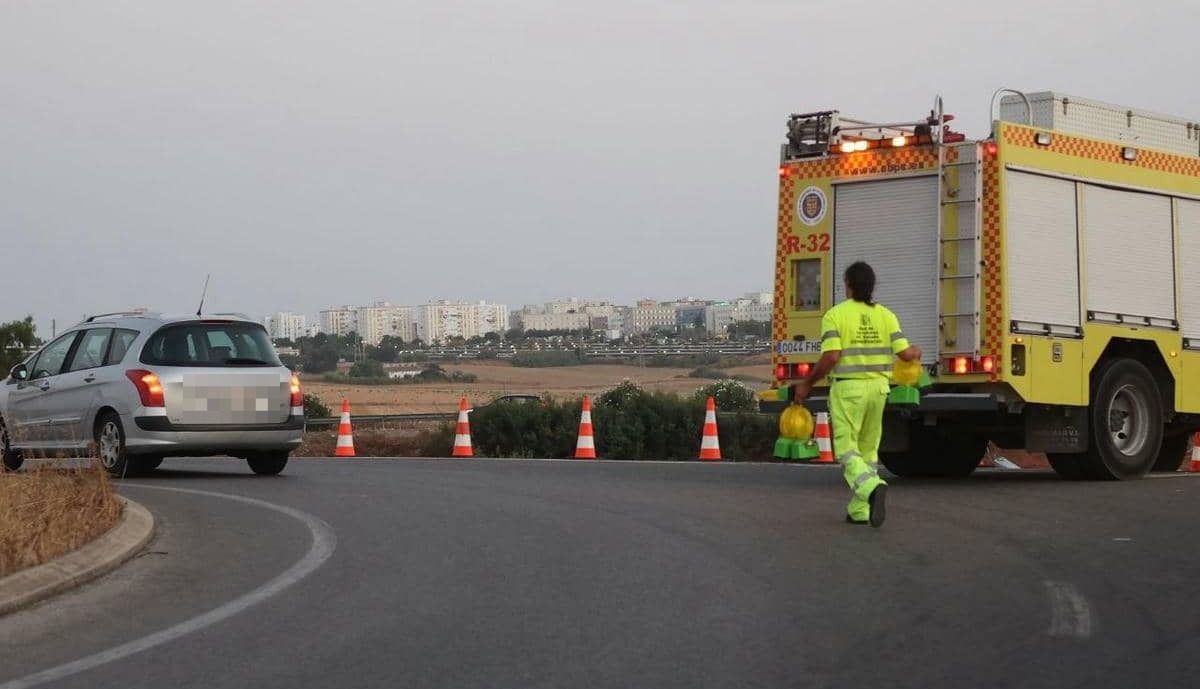 Mantenimiento de carreteras, señalizando la zona de la rotonda que ha perdido el quitamiedos.