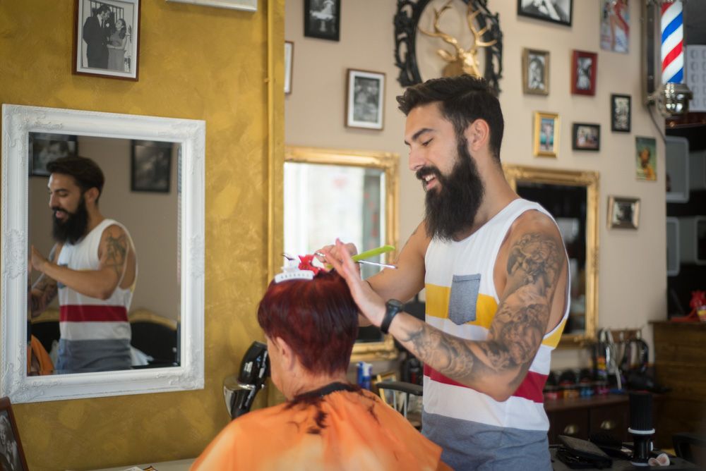 Un peluquero de Jerez, en una imagen de archivo. FOTO: MANU GARCÍA