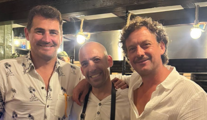 Iker Casillas junto a Antonio Rivera, chef de Malavaca en Zahora. Iker Casillas junto a Antonio Rivera, chef de Malavaca en Zahora.
