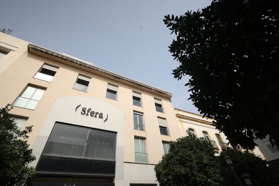 El edificio de la tienda Sfera en calle Larga, que tendrá nuevas viviendas.