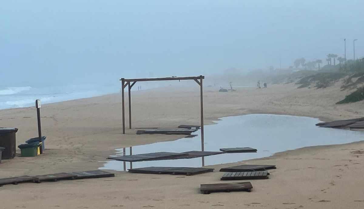 Una de las instalaciones de playa, destrozadas este martes.