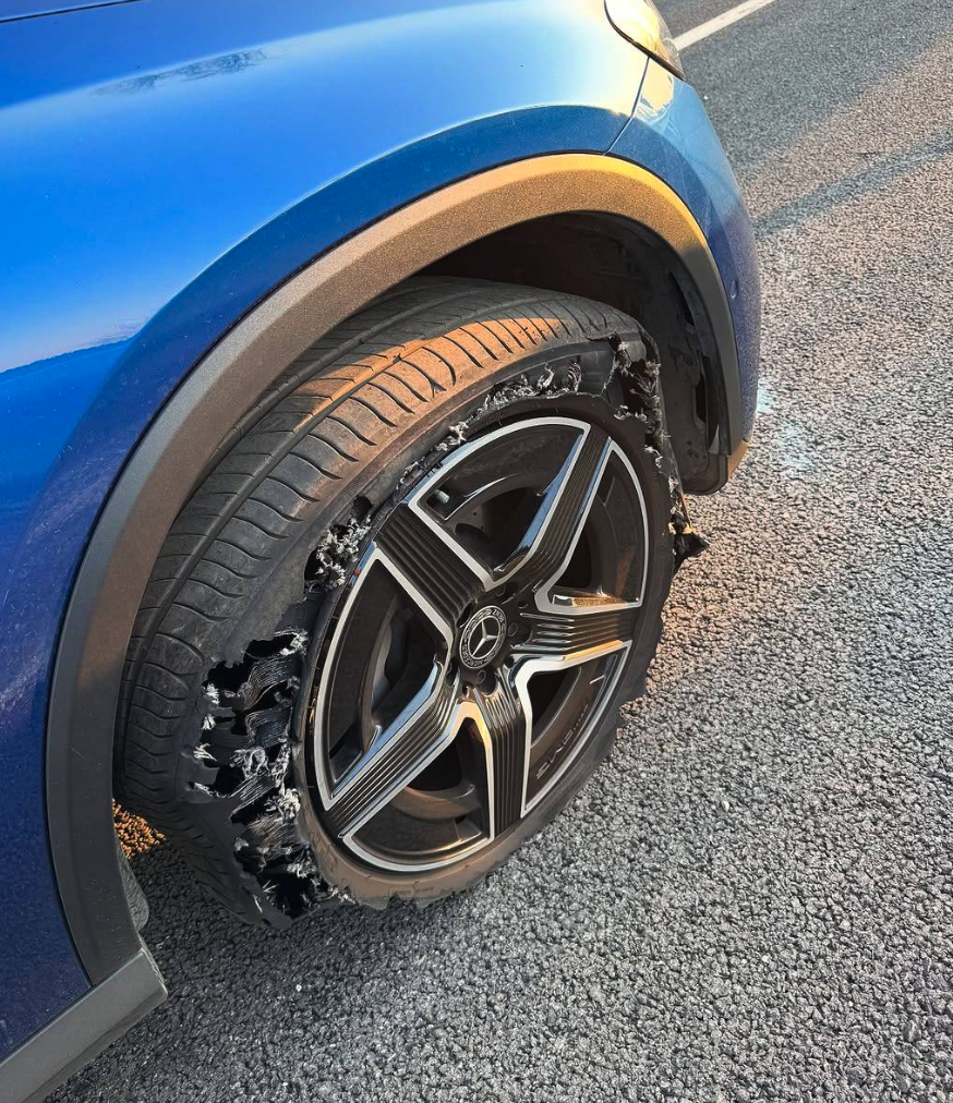 La rueda del coche de India Martínez.