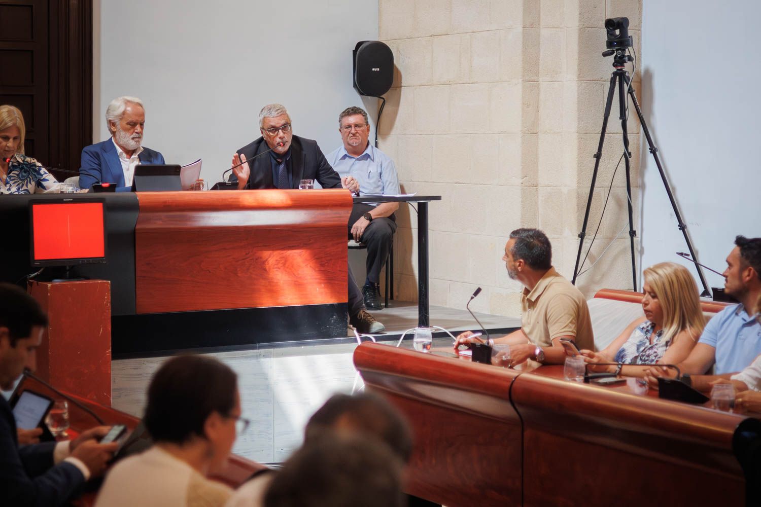 El portavoz socialista, José Antonio Díaz, hablando con el secretario municipal.   