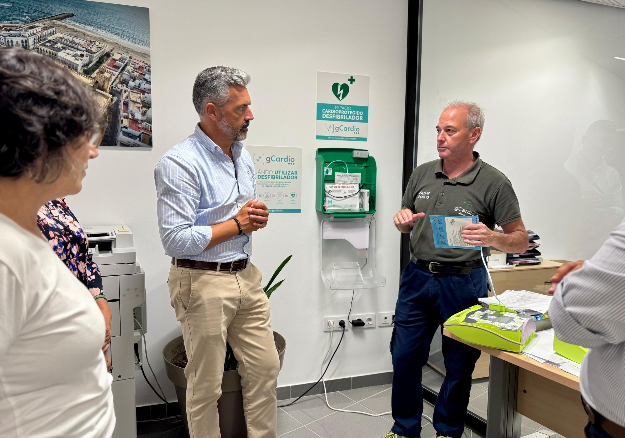 El alcalde de Rota, Javier Ruiz Arana, con el nuevo equipamiento que sitúa a la ciudad a la cabeza en cardioprotección.