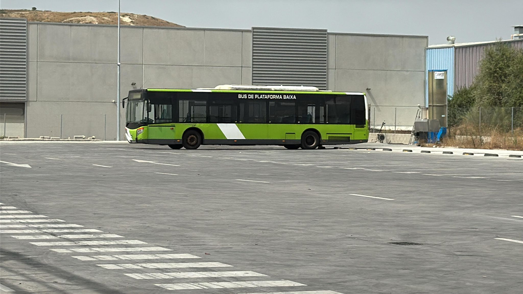 El autobús vigués, en la cochera de Comujesa. El primero de los ocho que han sido alquilados por Jerez, este martes.