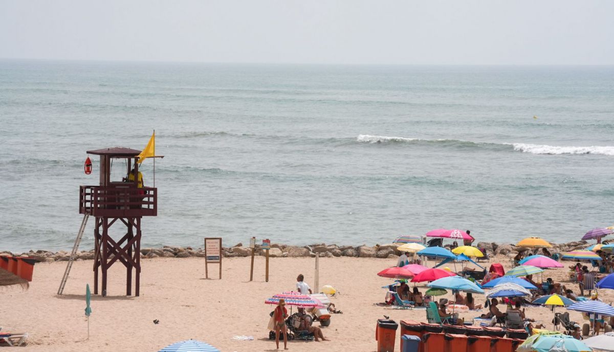 La bandera amarilla ondenado en Santa María del Mar.