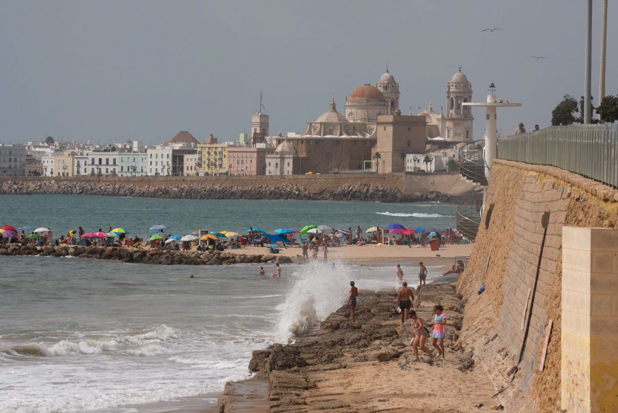 La playa de Santa María del Mar con el fuerte oleaje del martes.