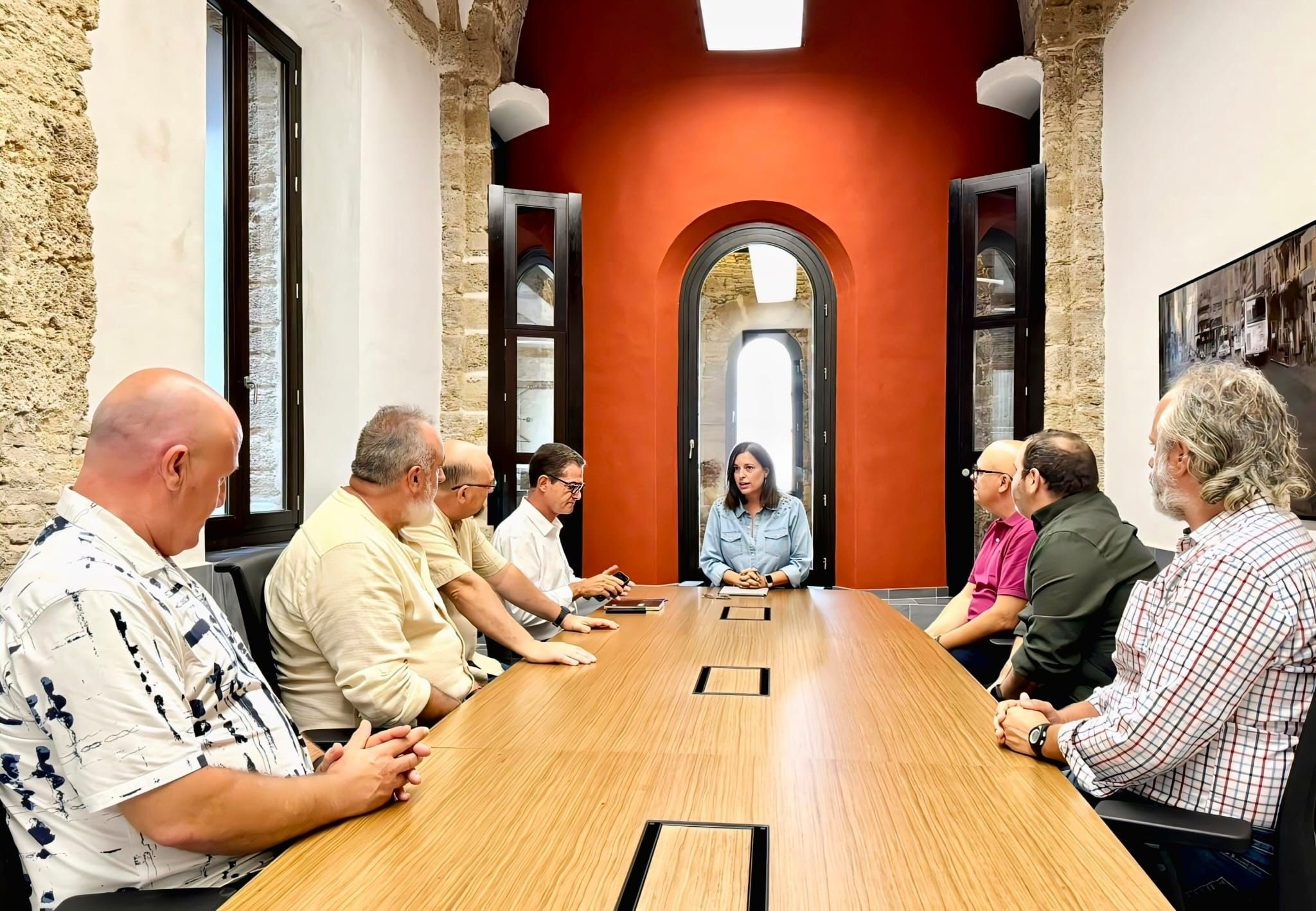 Reunión entre Patricia Cavada y los afectados de Torregorda.