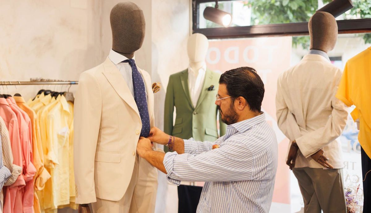 Vistiendo un maniquí con un 'outfit' veraniego. 