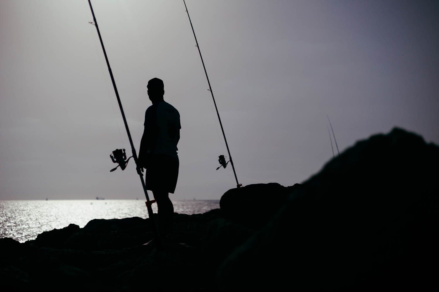 Una persona pescando en Puerto Sherry.