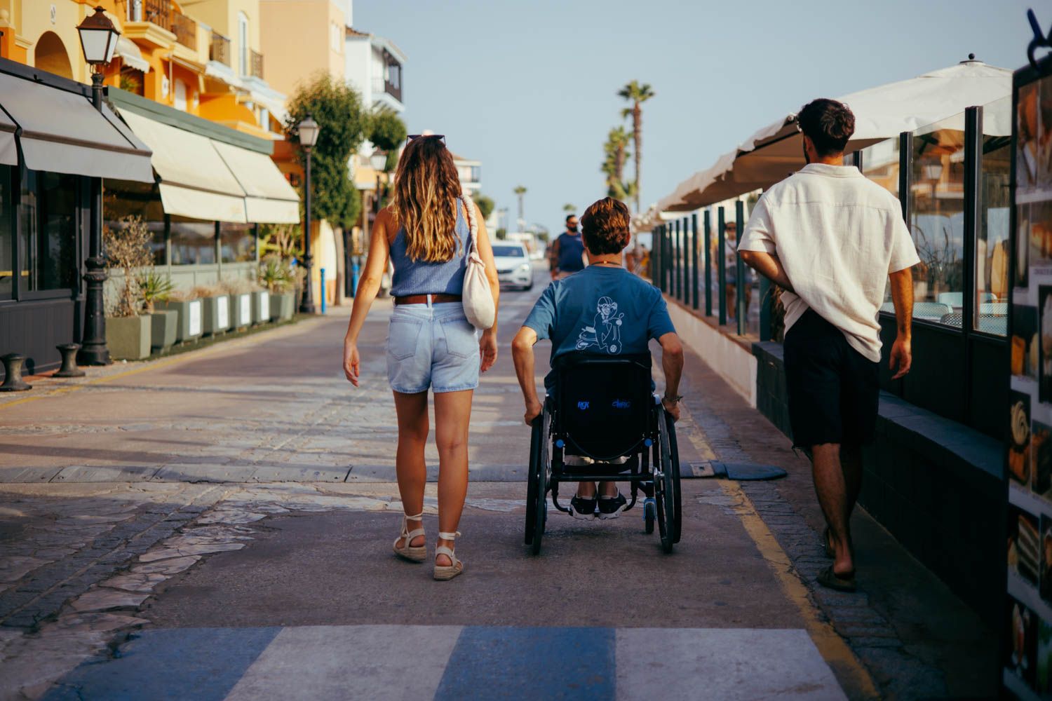 Un chico con movilidad reducida que acudía este lunes a tomar algo al paseo de Puerto Sherry con amigos. Un chico con movilidad reducida que acudía este lunes a tomar algo al paseo de Puerto Sherry con amigos.