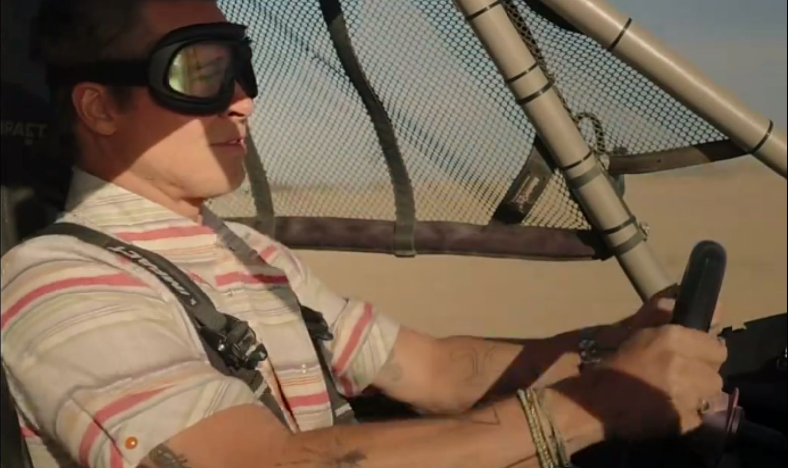 Brad Pitt, con el tatuaje del Circuito de Jerez en su brazo izquierdo.