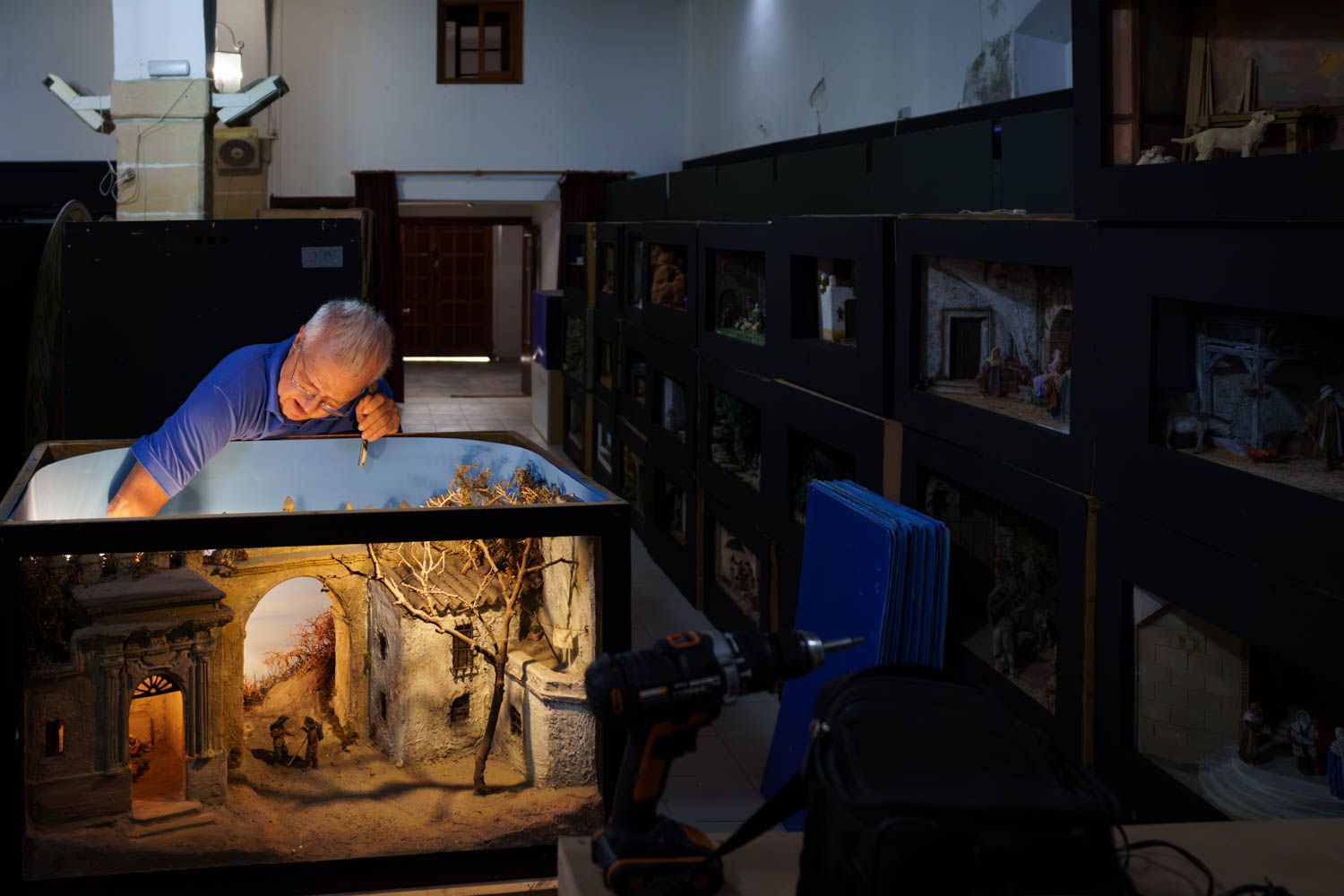 Ramón García, presidente de los belenistas jerezanos, restaurando un diorama de los años 80 para la exposición del 50 aniversario.