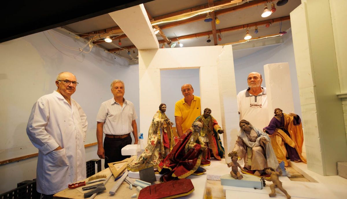 Belenistas preparando el nacimiento de la asociación en su sede. 