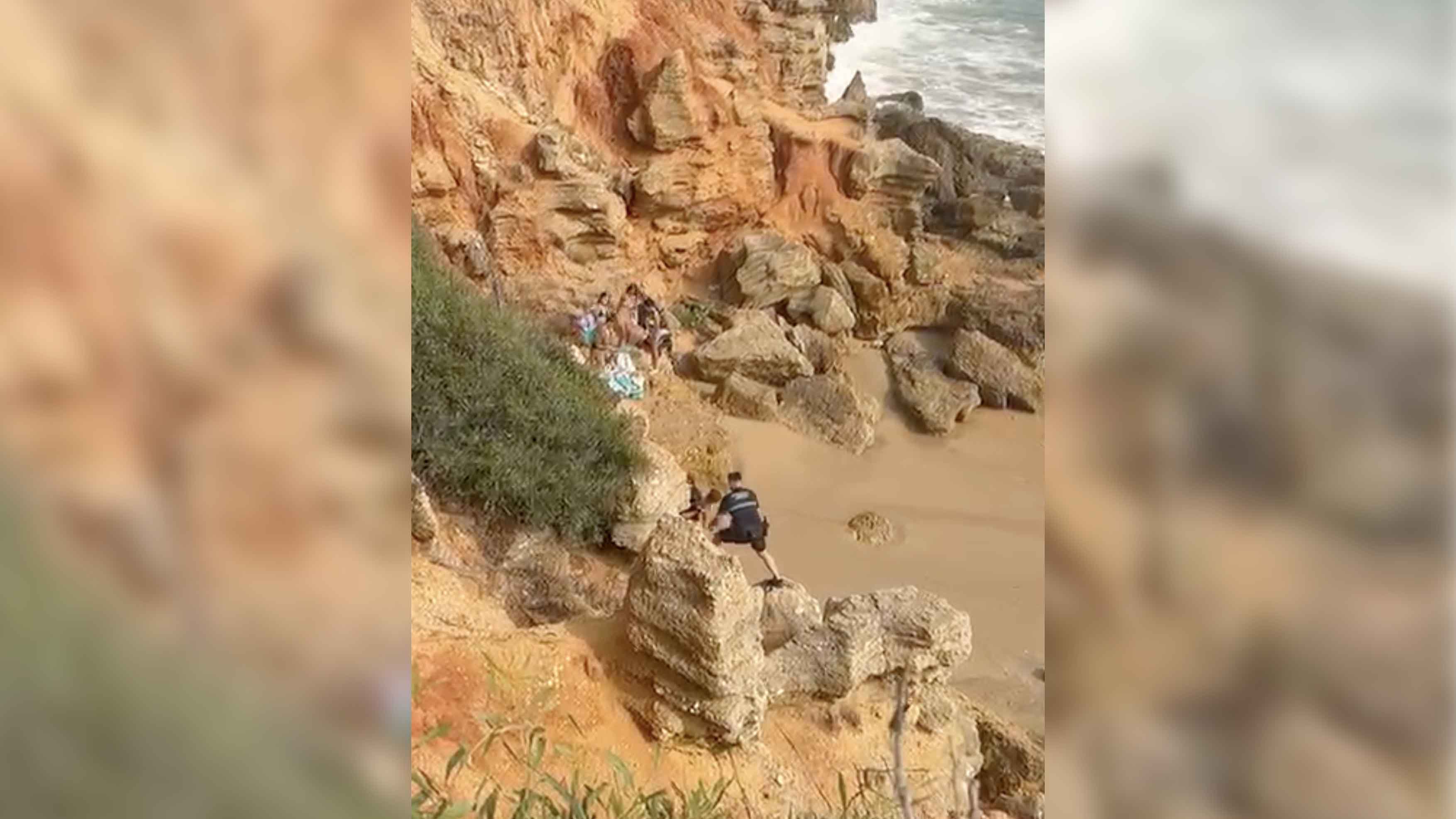 El rescate en Chiclana, por Policía Local y Cruz Roja.