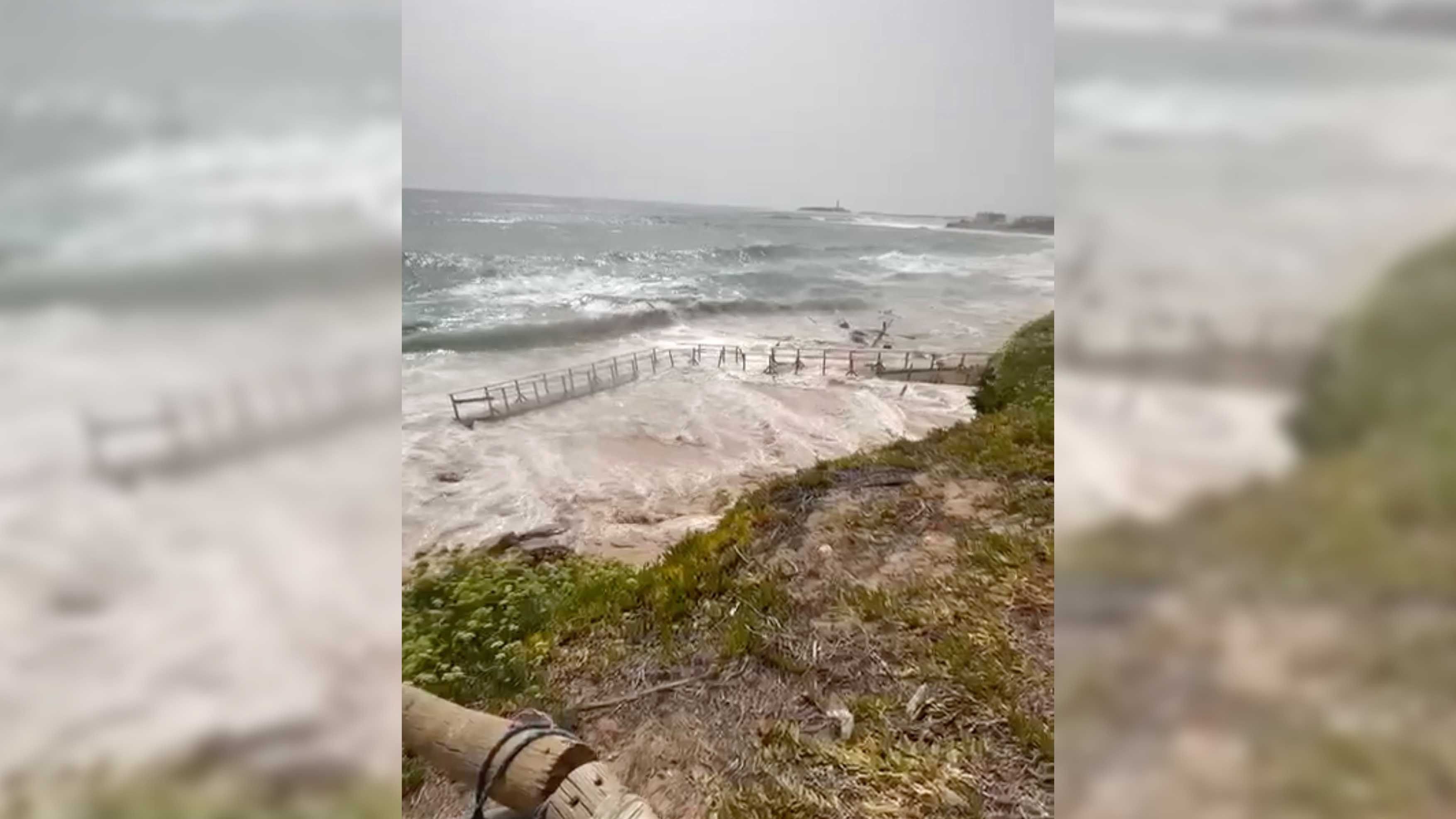 La pasarela destrozada por el oleaje en los Caños de Meca en el pasado episodio de mar de fondo.
