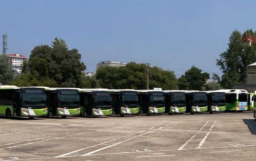 Los autobuses comprados en Vigo, en formación tras su llegada.